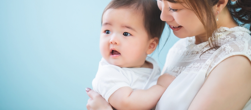 縦抱っこ　ゲップ